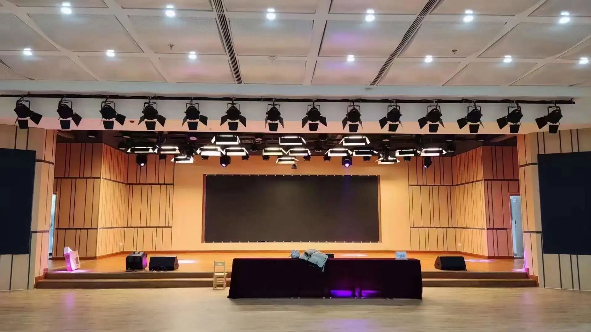 J9九游国际专业灯光音响扩声系统工程产品服务于某学校礼堂！